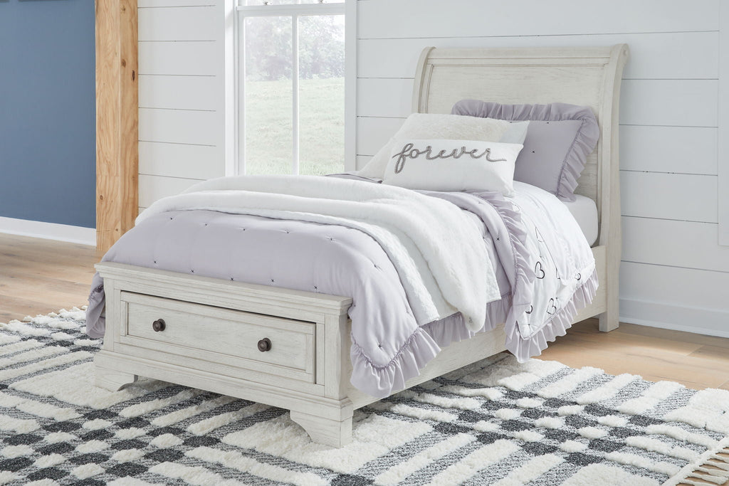 Robbinsdale - Sleigh Beds